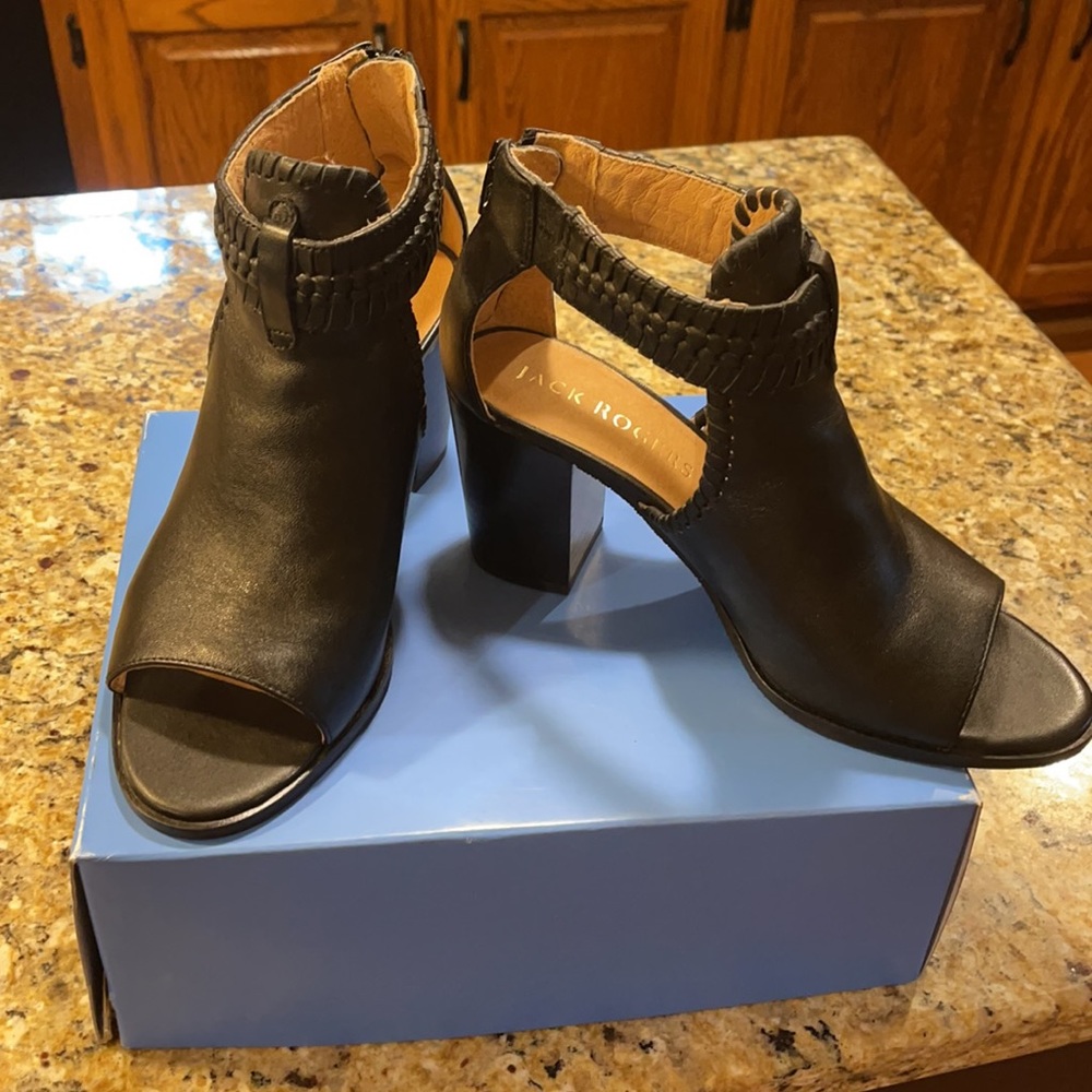 Black 3in open toe bootie!!!! Great for fall!!!